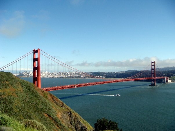 Golden Gate Bridge (мост «Золотые Ворота») – это не только один самых известных и красивых мостов мира. Сегодня это визитная карточка Сан-Франциско и один из символов Америки. Посмотреть его ежегодно приезжает множество туристов со всего мира, а также из самих США. 