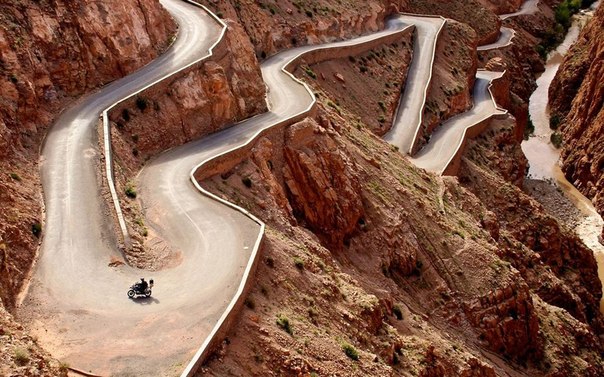 Автомобильная дорога в в Атласских горах, Марокко