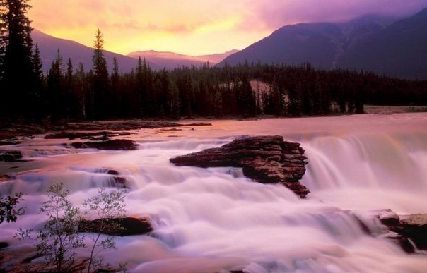 Национальный парк Джаспер — расположен в провинции Альберта, Канада в 320 км к западу от Эдмонтона и в 290 км к северо-западу от Калгари. Основан в 1907 году. Является крупнейшим заповедником в Скалистых горах и входит в список объектов всемирного наследия ЮНЕСКО.