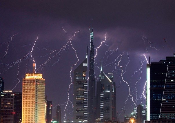 Гроза в городе Дубай, ОАЭ.