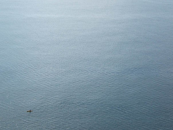 Одинокая лодка плывет по морю. Это фото было сделано по пути из Лэндс-энд в Плимут, по тропе, пролегающей вдоль юго-западного побережья Англии.