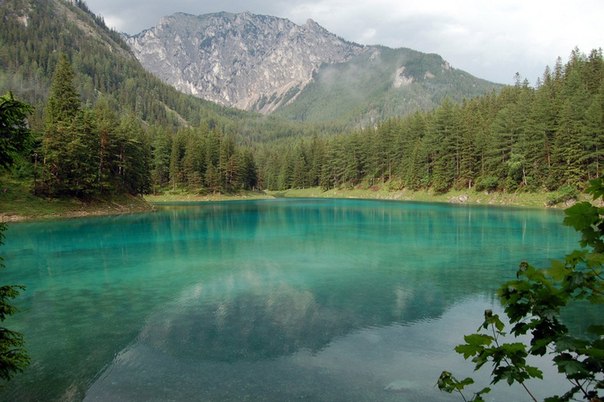 В Австрийских Альпах есть удивительное по своей красоте место – зеленое озеро Grüner See. Большую часть года (август-апрель) на его месте находится живописный парк с лужайками, тропинками, скамеечками и мостиками через ручьи. Люди приходят сюда, чтобы отвлечься от повседневной городской суеты и насладиться великолепным видом на горы. 