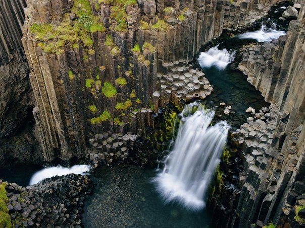 Водопад Литланесфосс разрезает поперек древний поток лавы, застывший в форме колонн.