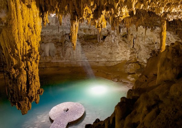 Подземная река в мексиканской пещере. Почти повсеместно на полуострове Юкатан верхний шар грунта – это известняк, который не удерживает воду. поэтому обычных рек там почти нет, зато встречаются подземные. в том числе и такие красавицы, как эта. 