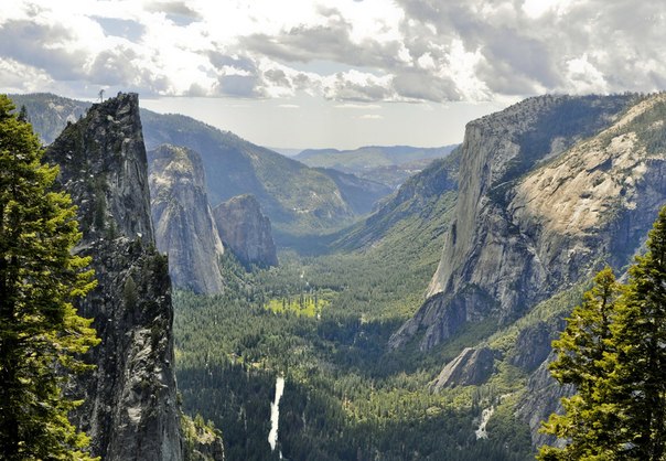 Невероятный вид на горы национального парка Йосемити в Калифорнии.