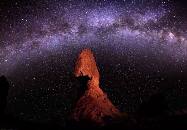 Одинокая скала Баландс Рок и необычайно яркий вид на Млечный путь в национальном парке «Арки», штат Юта. 