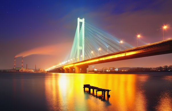 Южный мост — вантовый мост через Днепр в Киеве.