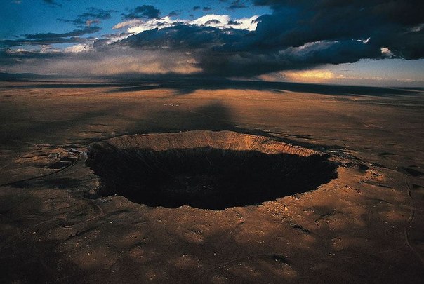 Кратер Бэрринджер на севере штата Аризона. Представляет собой точку падения метеорита, которая была обнаружена в 1871 году. Кратер - 170 м глубиной и 1,2 км в диаметре. Метеорит столкнулся с Землей 50 тысяч лет назад.