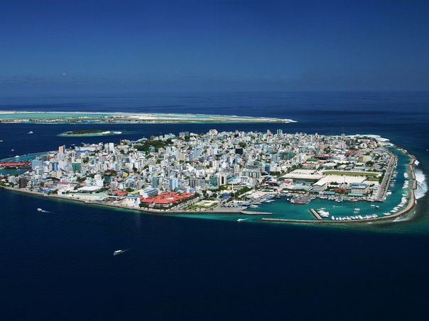 Мале — столица и самый густонаселённый город Мальдивской республики. Расположен на островах Мале и Вилингиле. Традиционно Мале был королевским островом, там располагался дворец древних мальдивских династий.