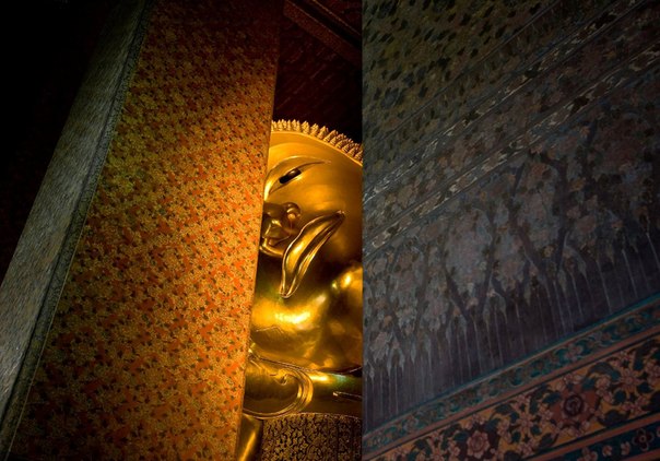 Бангкок, храм Ват По. За туристами как будто подглядывает гигантская статуя лежащего Будды (15 метров высотой и 46 длинной).