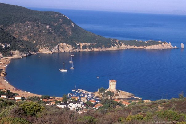 Гиглио, Италия, этот курорт расположен на берегу Тосканы. Население Гиглио составляет 1500 человек, и на 90% этот остров необитаемый. Путешественнику представляется 27 километров скалистого побережья, песчаные бухты и красочные деревни для изучения.