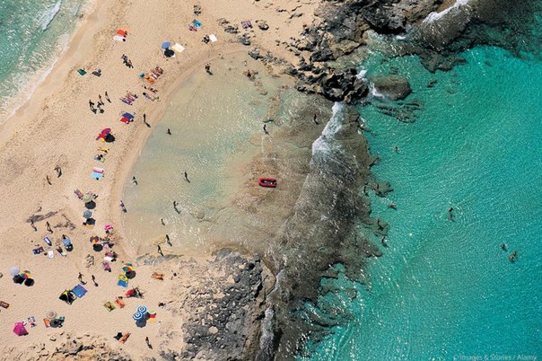 Форментера, Испания. Этот курорт похож на своего ближайшего соседа — Ибицу. Маленький, наименее известный и самый южный из Балеарских островов, он включает длинные полосы безупречного белого песка.
