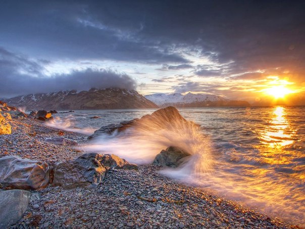 Воды Берингова моря разбиваются о скалы бухты Маргарет, Аляска. Фото: Christopher Zimmer