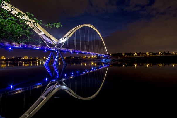 Мост бесконечности, Англия. Общественный пешеходный мост через реку Тис в городке Стоктон-он-Тис