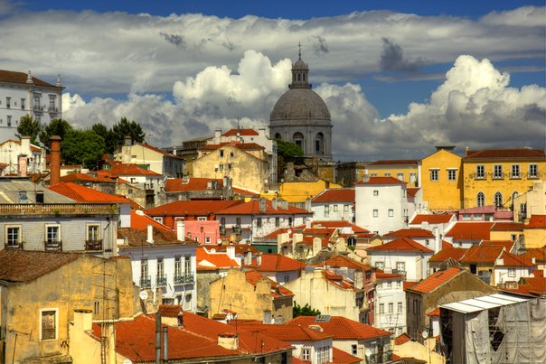 Алфама — старейший исторический район Лиссабона, расположенный на крутом склоне холма между замком Святого Георгия и Тежу.