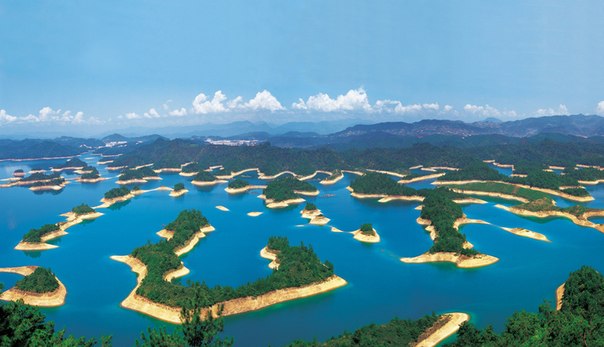 Цяньдаоху или Озеро тысячи островов — искусственное озеро, расположенное в провинции Чжэцзян, Китай. Образовалось в 1959 году после сооружения гидроэлектростанции. На озере расположено 1078 островов из-за чего оно получило такое название. Цяньдаоху известна своей чистой водой, на которой даже основан китайский бренд минеральной воды Nongfu Spring. Озеро является важной туристической достопримечательностью провинции Чжэцзян.