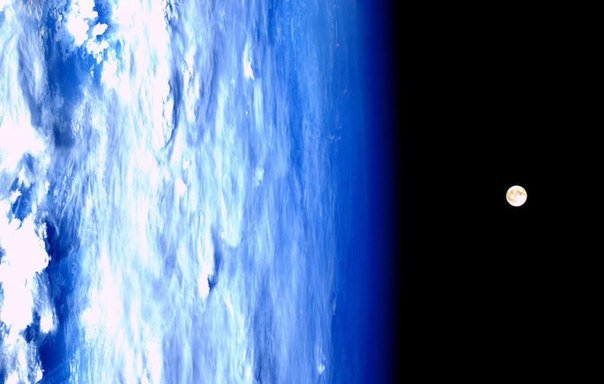 Суперлуние 2012, запечатленное астронавтами на борту МКС с орбиты Земли. Бессменный спутник нашей планеты ехидно улыбается человечеству.
