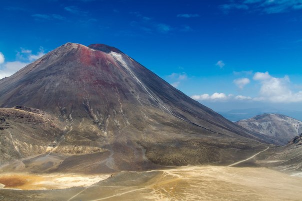 Вулкан Нгаурухоэ — активный стратовулкан, находящийся в центральной части Северного острова Новой Зеландии. Это наиболее молодая и высокая постройка вулканического комплекса Тонгариро.
