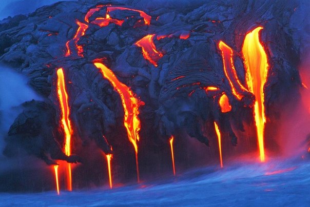 Лава извергается из вулкана Килауэа, который находится в Гавайском Национальном Парке Вулканов. 