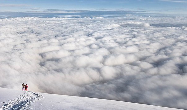 Вершина вулкана Котопакси, Эквадор. Этот вулкан, расположенный к югу от Кито, поднимается на высоту 5 897 м, и его вершина часто возвышается над облаками.