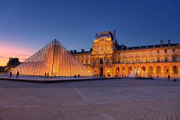Стеклянная пирамида Лувра во дворе Наполеона, Париж