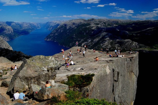 Утес Прекестулен, Норвегия. С этого утеса открывается величественный вид на Люсе-фьорд. 
