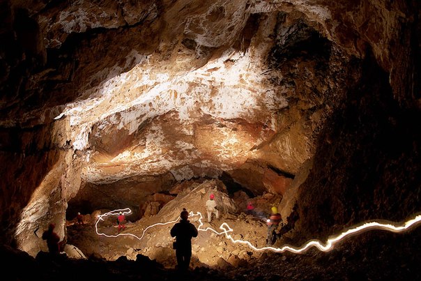 Пещера Понор, Трансильвания, Румыния. Под землей тоже есть места где можно почувствовать себя совсем крошечным. На этом фото спелеологи из CSA исследуют «Мамонтовый зал». Светящийся след, который вы видите на фото - это траектория, которую описал фонарь одного из спелеологов. 