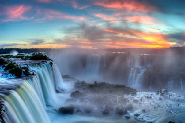 Водопады Игуасу, Бразилия. Большая часть этого комплекса водопадов расположена на территории Аргентины, но, по словам фотографа, «бразильский Игуасу можно фотографировать в любую часть дня (в отличие от той части водопада, которая расположена на стороне Аргентины)».