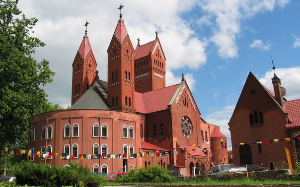 Костёл святого Симеона и святой Елены, часто называемый также Красным костёлом — наиболее известный католический храм Минска. Костёл размещается на площади Независимости в непосредственной близости от Дома Правительства.