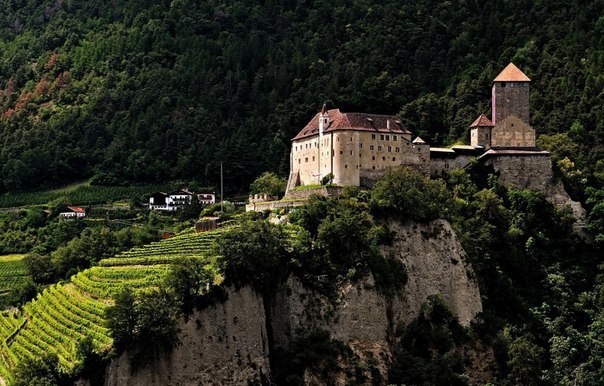 Замок в Трентино, Италия.