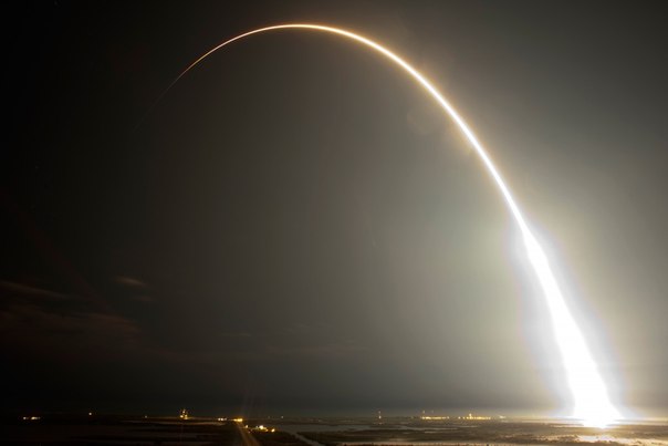 Запуск ракеты Falcon 9, мыс Канаверал, США. Ракета вывела на орбиту первый частный грузовой корабль Dragon.
