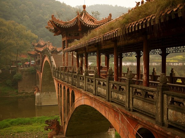 Мост в городе Ляшань, провинция Сычуань, Китай.