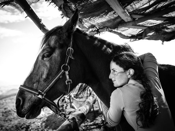 Тренер по верховой езде Эстер и ее лошадка Мираж в Иерусалиме, Израиль. 