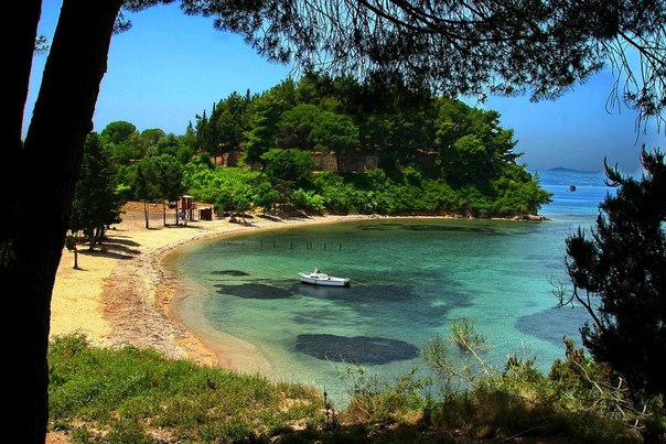 Уютная бухта на острове Корфу, Греция