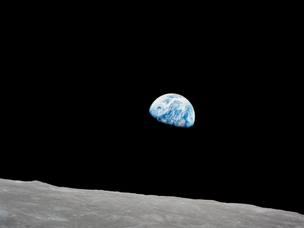 Восход Земли запечатлен миссией Аполлона-8 на горизонте Луны...