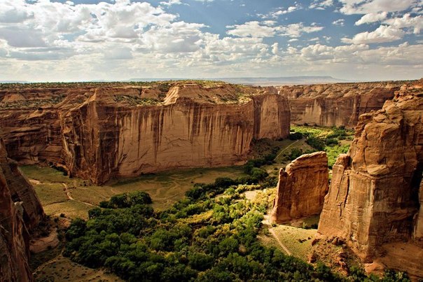 Каньон Де Шейи основан 1 апреля 1931 года как подразделение Национальной службы парков США. Расположен на северо-востоке штата Аризона в пределах резервации навахо. Здесь сохранились руины индейцев анасази, а также позднее занявших эти земли навахо.