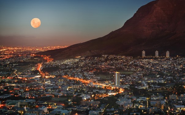 Кейптаун — второй по населению город и законодательная столица Южно-Африканской Республики.