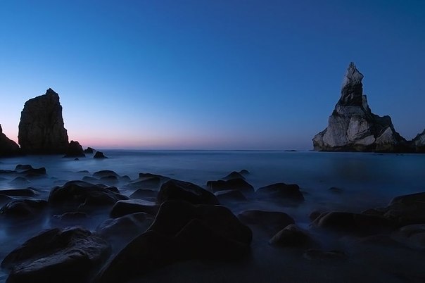 Морской пейзаж после заката около мыса Рока, Португалия.