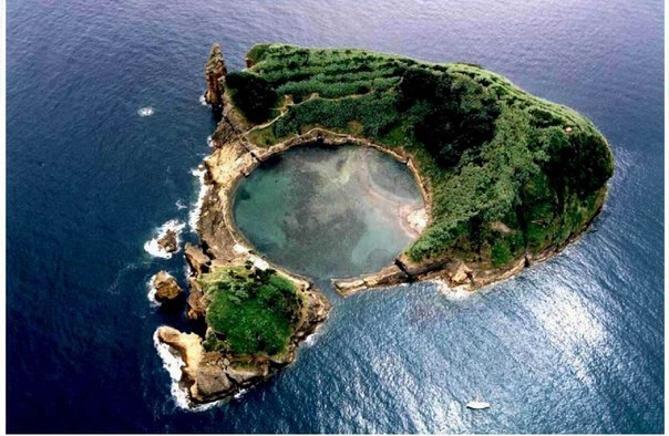 Вила-Франка — необитаемый вулканический остров в составе Азорских островов. Находится в 0,5 км к югу от острова Сан-Мигел, возле посёлка Вила-Франка-ду-Кампу,