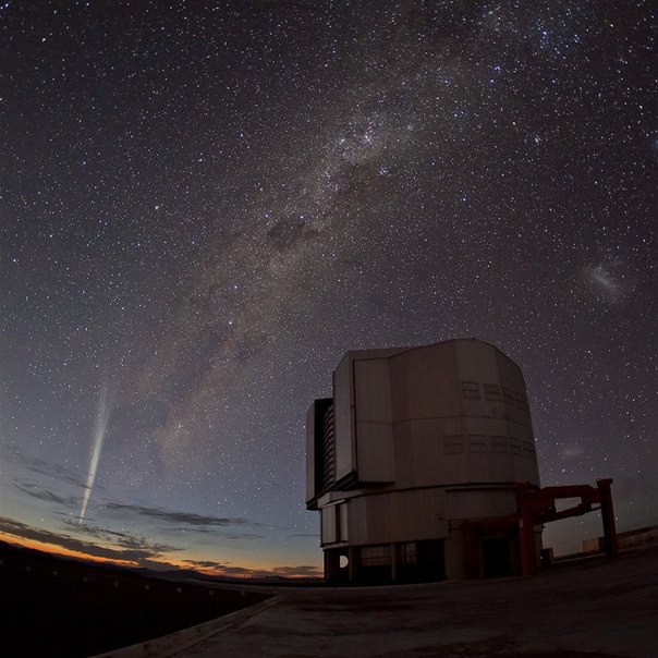 Все чудеса в одном флаконе: Млечный путь, комета Лавджоя и обсерватория в пустыне Атакама, в самой сухой пустыне на Земле.