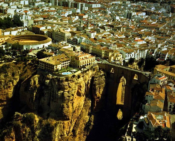 Город Ронда находится на высоте около 1000 метров и стоит по берегам ущелья 100-метровой глубины, Испания.
