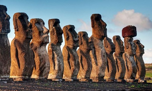 Моаи — каменные статуи из спрессованного вулканического пепла на острове Пасхи. Все моаи монолитны, то есть вырезаны из единого куска камня.