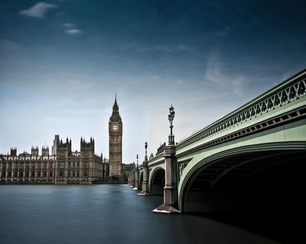 Биг-Бен — название самого большого из шести колоколов Вестминстерского дворца в Лондоне, часто это название относят к часам и Часовой башне в целом, которая официально называется «башней Елизаветы».