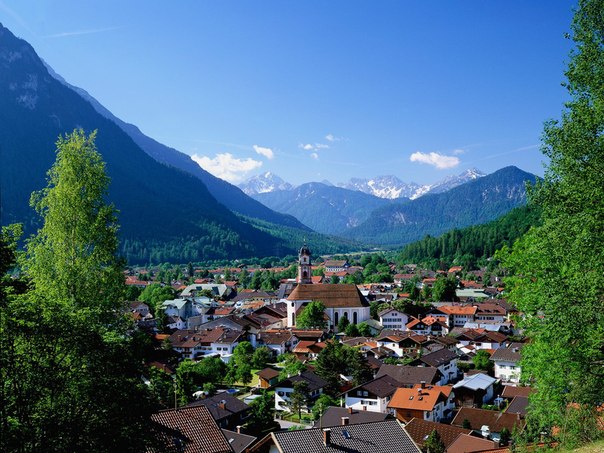 Миттенвальд — коммуна в Германии, в земле Бавария. Круглогодичный альпийский курорт.