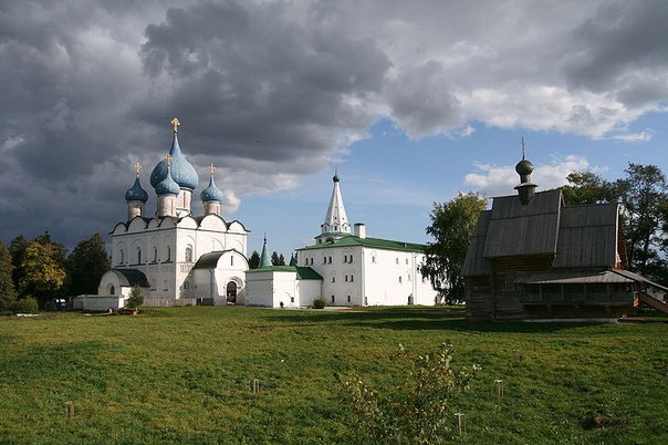 Суздальский Кремль — древнейшая часть города, ядро Суздаля, археологически существующее с X века, а по летописям — 1024 г. Расположен Кремль в излучине реки Каменка, в южной части города.
