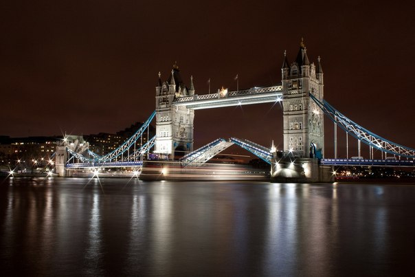 Тауэрский мост (Tower Bridge) соединяет берега реки Темза в районе Тауэра. Сегодня это легко узнаваемый символ Лондона, который к тому же является интересным архитектурным сооружением — мост является наполовину подъемным, наполовину подвесным.