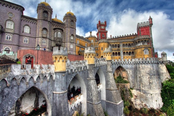 Дворец Пена находится на высокой скале над городом Синтрой в Португалии.