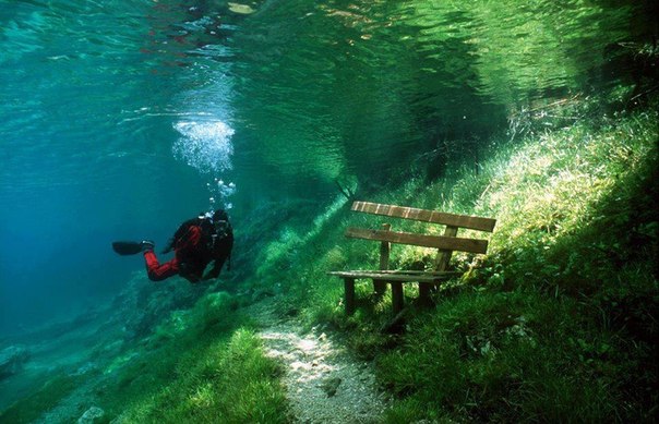 Это Зеленое озеро на самом деле парк в Австрии, но летом оно наполняется водой и превращается в озеро. На осень и зиму оно снова превращается в парк.
