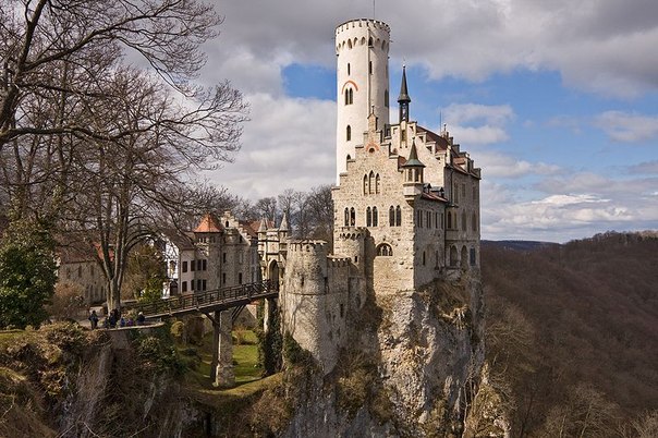 Замок Лихтенштайн в Швабском Альбе близ Ройтлингена, Баден-Вюртемберг.