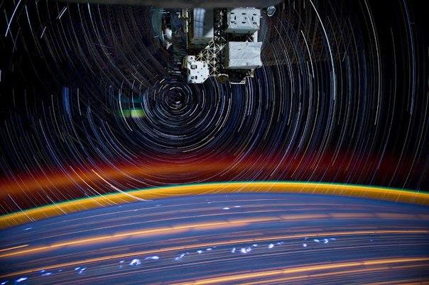 Используя стационарные камеры на борту МКС, астронавт Доналд Рой Петтит сделал 18 снимков и, совместив их, получил изображение звездных треков и свечение в верхних слоях атмосферы.